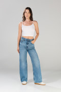 Jean azul medio baggy con bota ancha y bolsillos