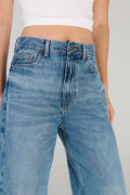 Jean azul medio baggy con bota ancha y bolsillos