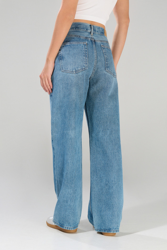 Jean azul medio baggy con bota ancha y bolsillos