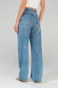 Jean azul medio baggy con bota ancha y bolsillos