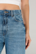 Jean azul medio baggy con bota ancha y bolsillos
