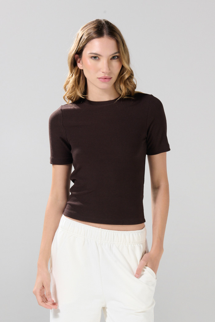Camiseta con texturas acanaladas y cuello redondo unicolor