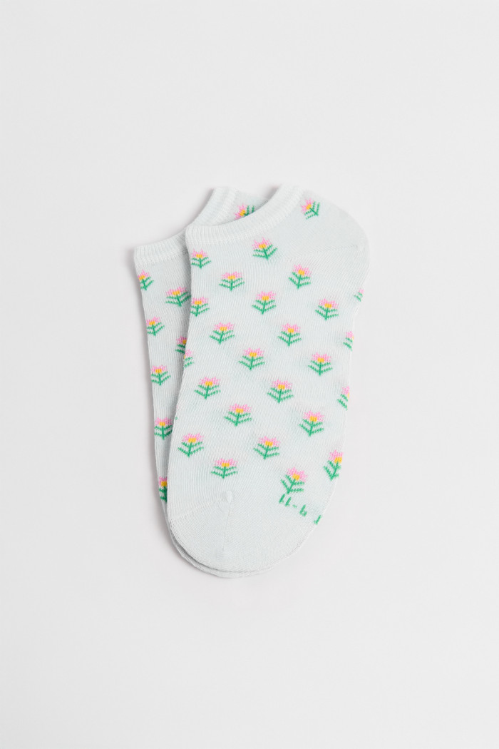 Medias unicolores tipo tobilleras con diseños de flores