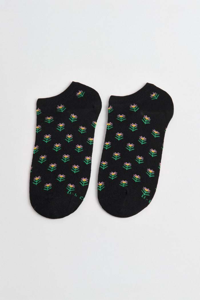 Medias unicolores tipo tobilleras con diseños de flores