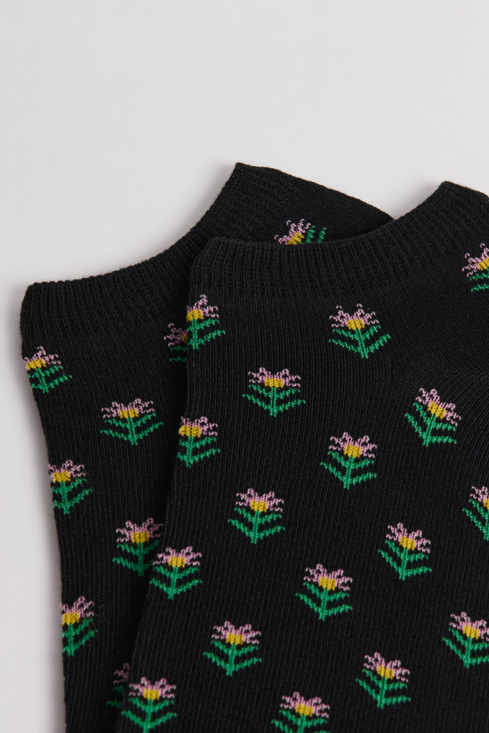 Medias unicolores tipo tobilleras con diseños de flores