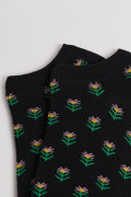 Medias unicolores tipo tobilleras con diseños de flores