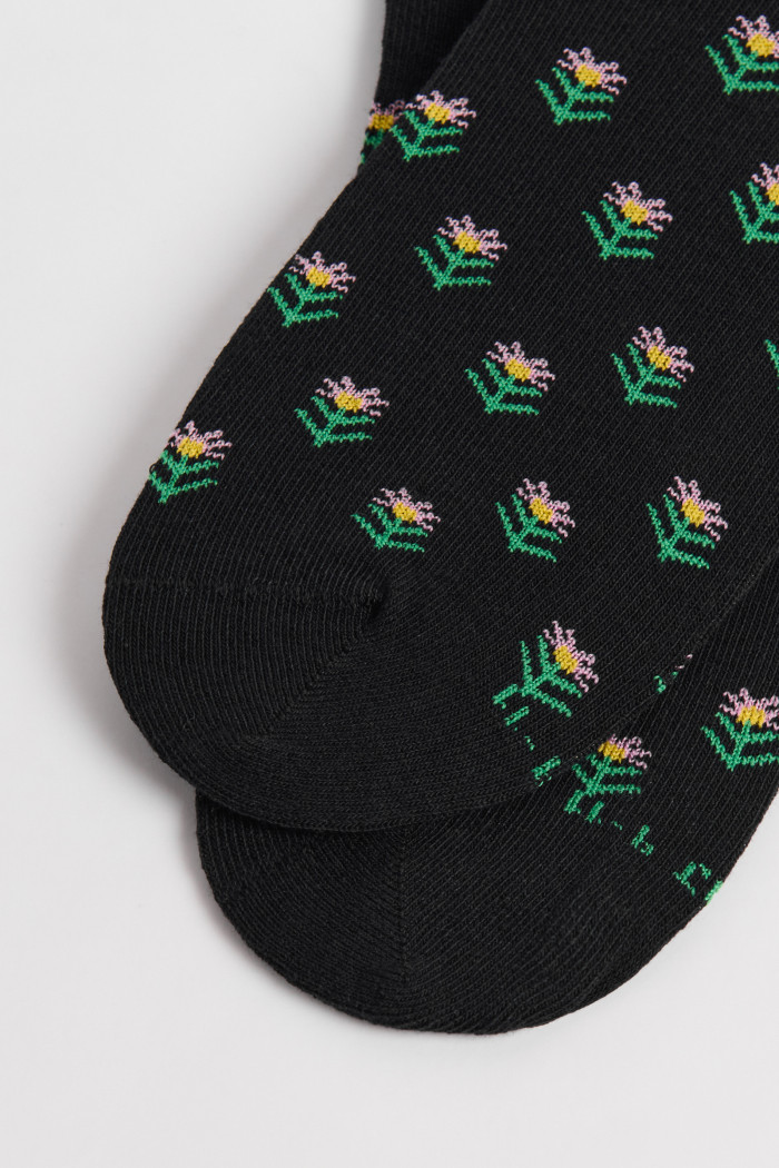 Medias unicolores tipo tobilleras con diseños de flores
