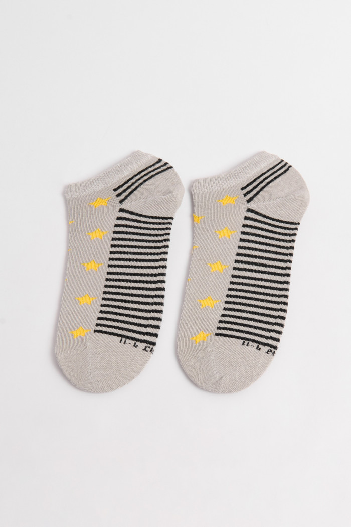 Medias unicolores tobilleras con rayas y diseño de estrellas