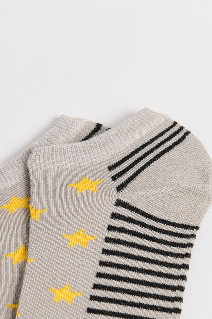 Medias unicolores tobilleras con rayas y diseño de estrellas