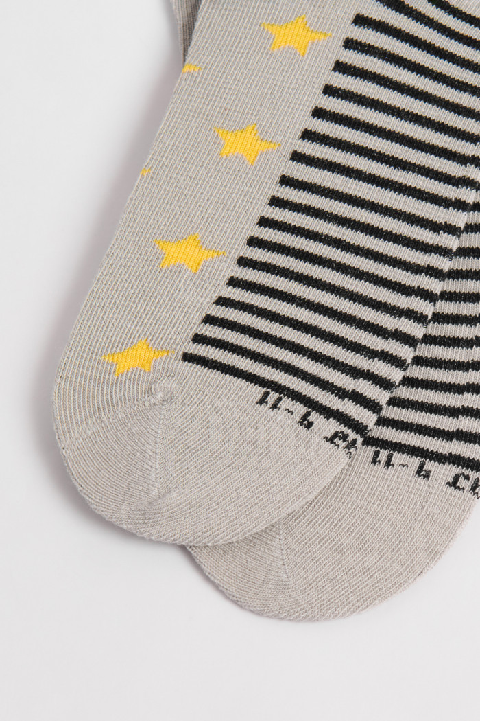 Medias unicolores tobilleras con rayas y diseño de estrellas