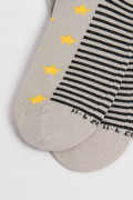 Medias unicolores tobilleras con rayas y diseño de estrellas