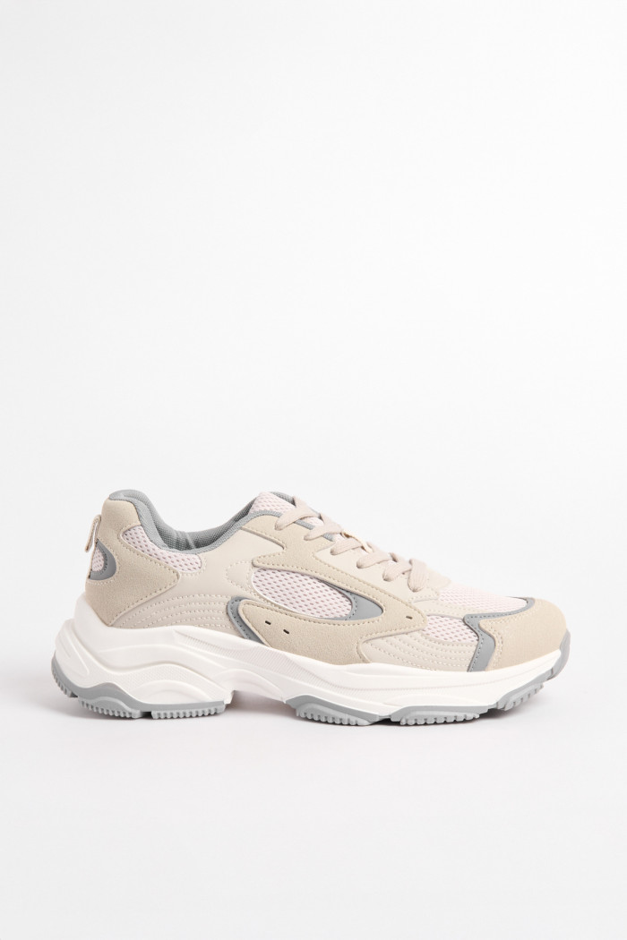 Tenis de plataforma grises con diseños en contraste