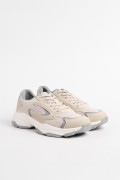 Tenis de plataforma grises con diseños en contraste
