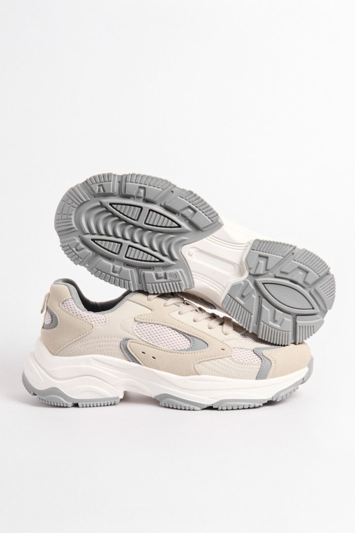 Tenis de plataforma grises con diseños en contraste