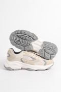 Tenis de plataforma grises con diseños en contraste