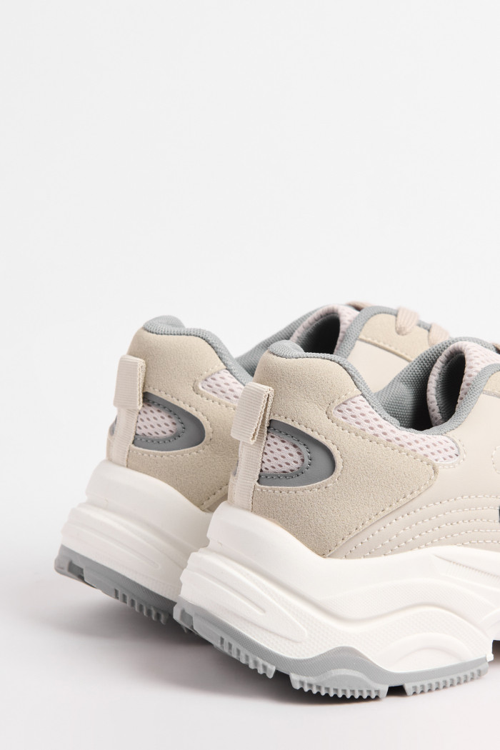 Tenis de plataforma grises con diseños en contraste