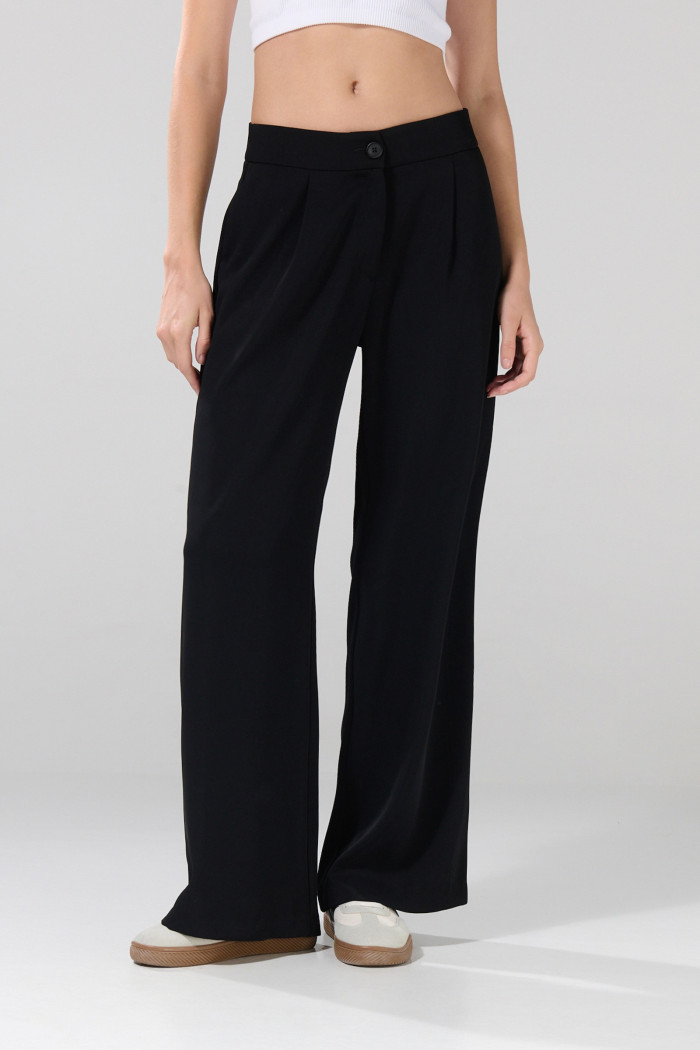 Pantalón negro palazzo tiro alto con bota ancha