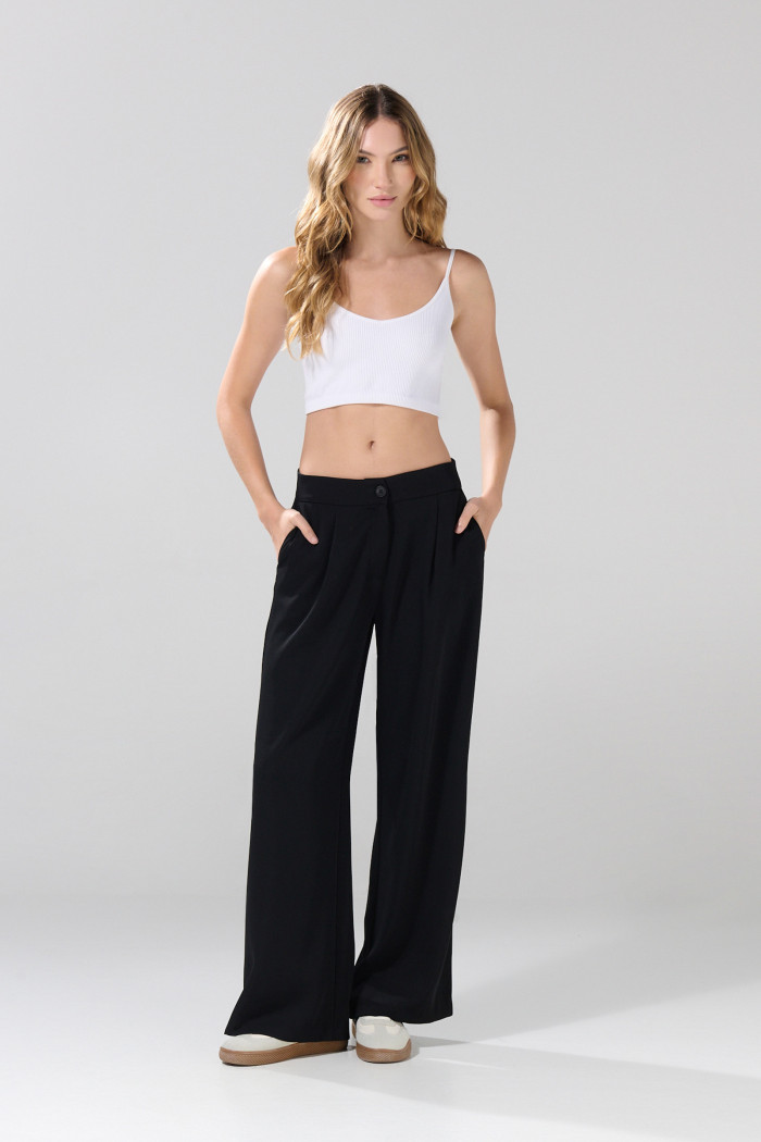 Pantalón negro palazzo tiro alto con bota ancha