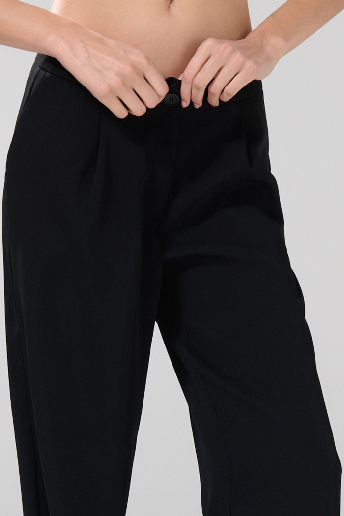 Pantalón negro palazzo tiro alto con bota ancha