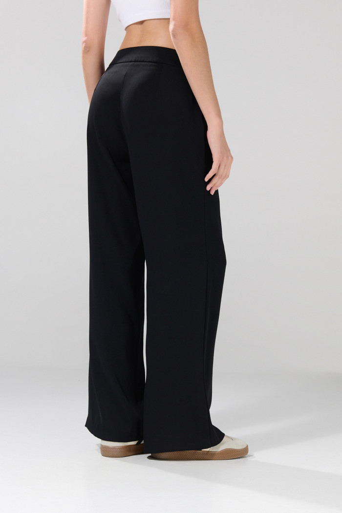 Pantalón negro palazzo tiro alto con bota ancha