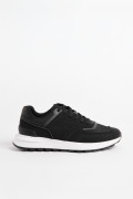 Tenis casuales negros con suelas blancas y cordones