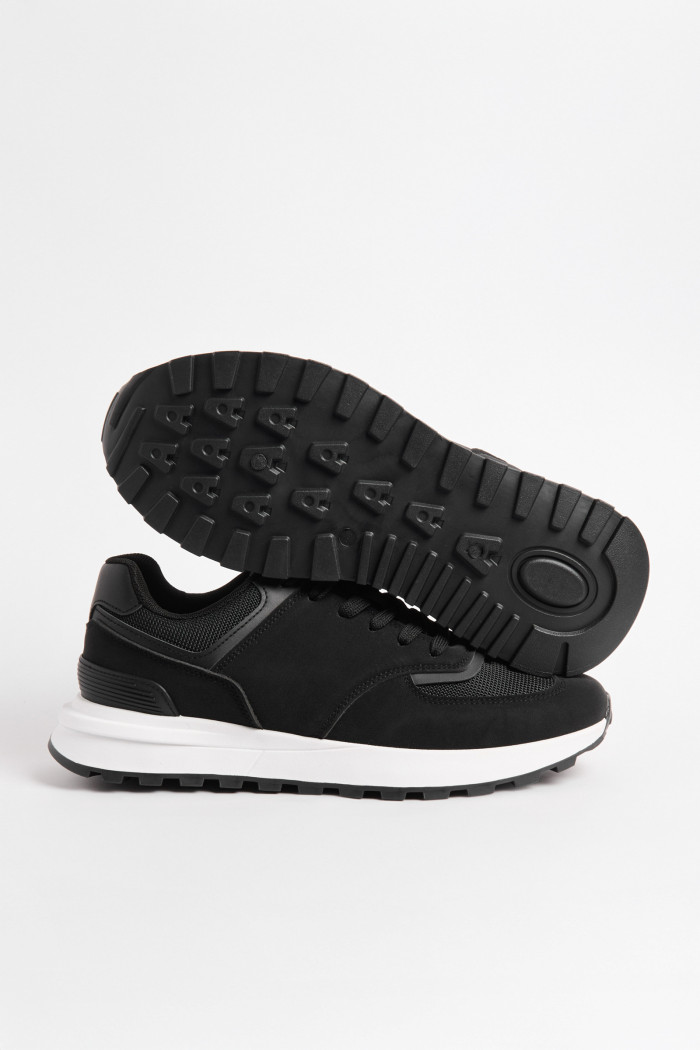 Tenis casuales negros con suelas blancas y cordones