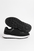 Tenis casuales negros con suelas blancas y cordones