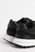 Tenis casuales negros con suelas blancas y cordones