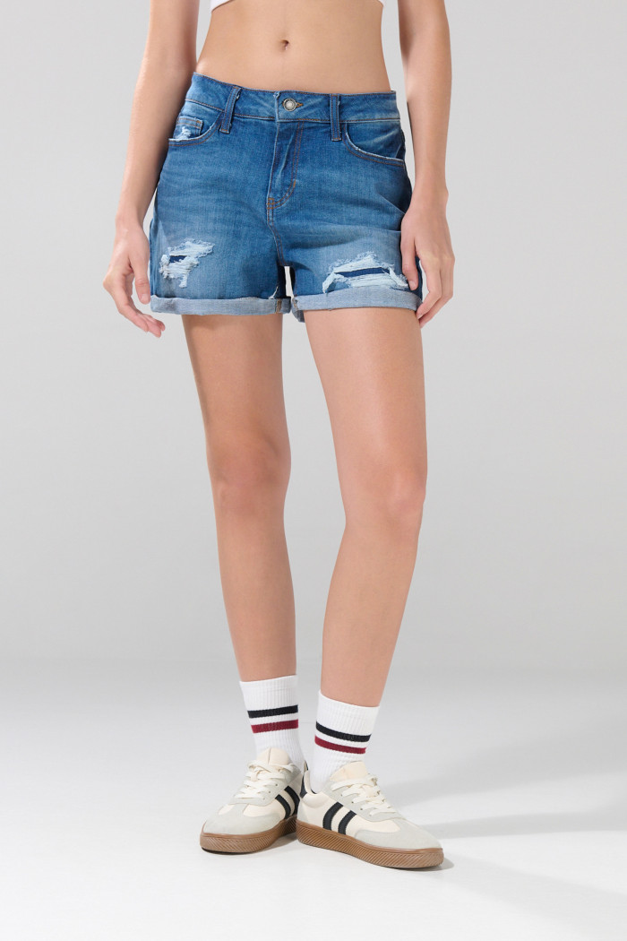 Short azul oscuro de jean con doblez, rotos y tiro alto