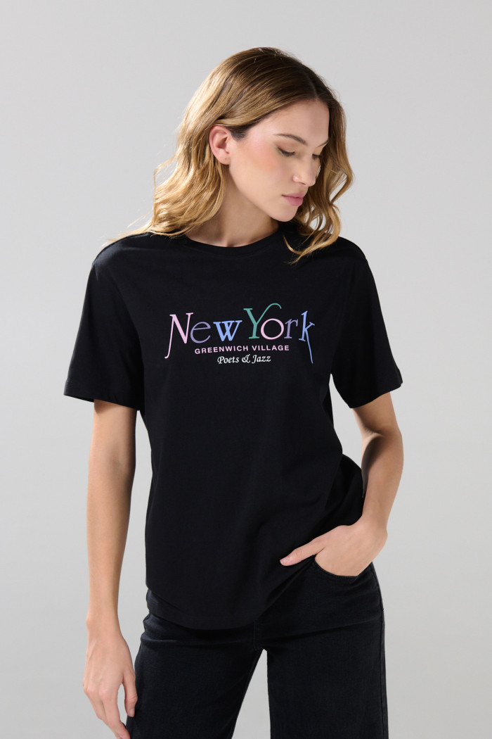Camiseta negra manga corta con texto college colorido