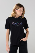 Camiseta negra manga corta con texto college colorido