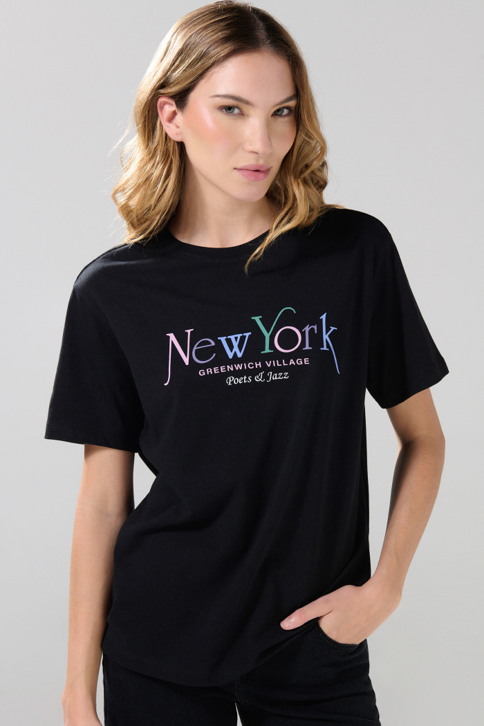 Camiseta negra manga corta con texto college colorido