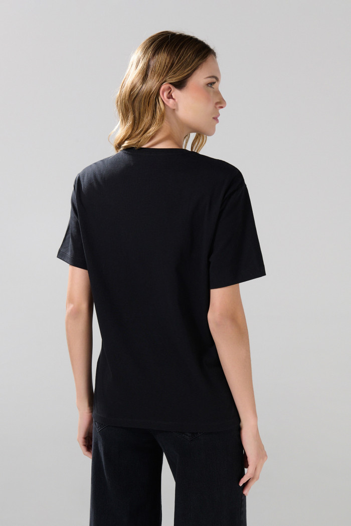 Camiseta negra manga corta con texto college colorido