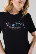 Camiseta negra manga corta con texto college colorido