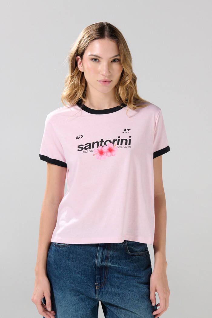 Camiseta college rosada con contrastes negros y manga corta