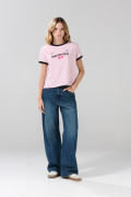 Camiseta college rosada con contrastes negros y manga corta