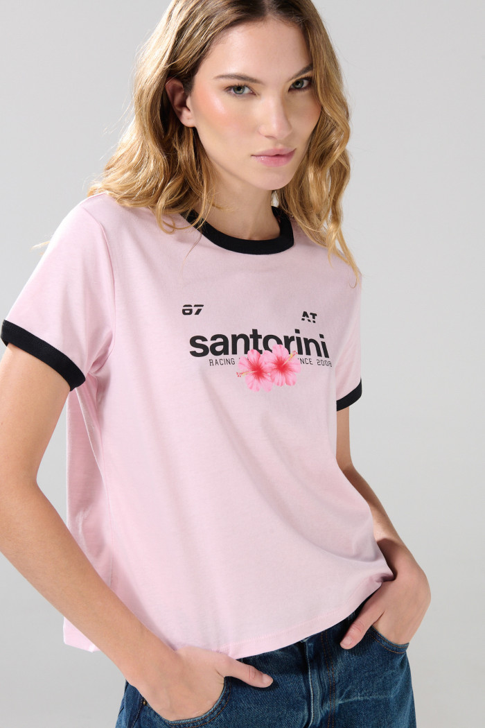 Camiseta college rosada con contrastes negros y manga corta
