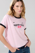 Camiseta college rosada con contrastes negros y manga corta