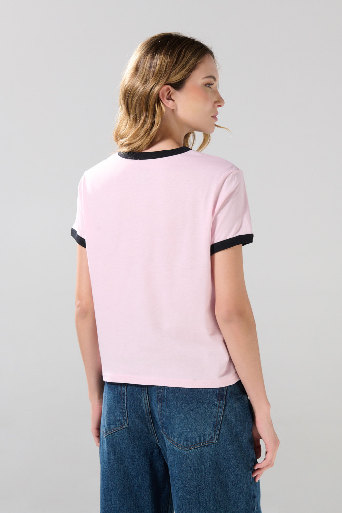 Camiseta college rosada con contrastes negros y manga corta