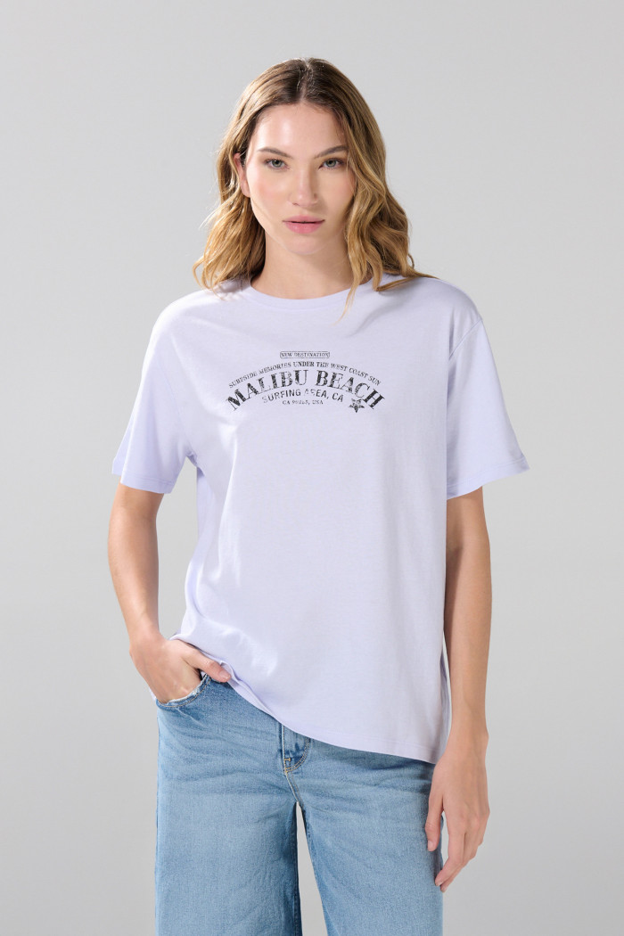Camiseta lila clara con arte college y manga corta
