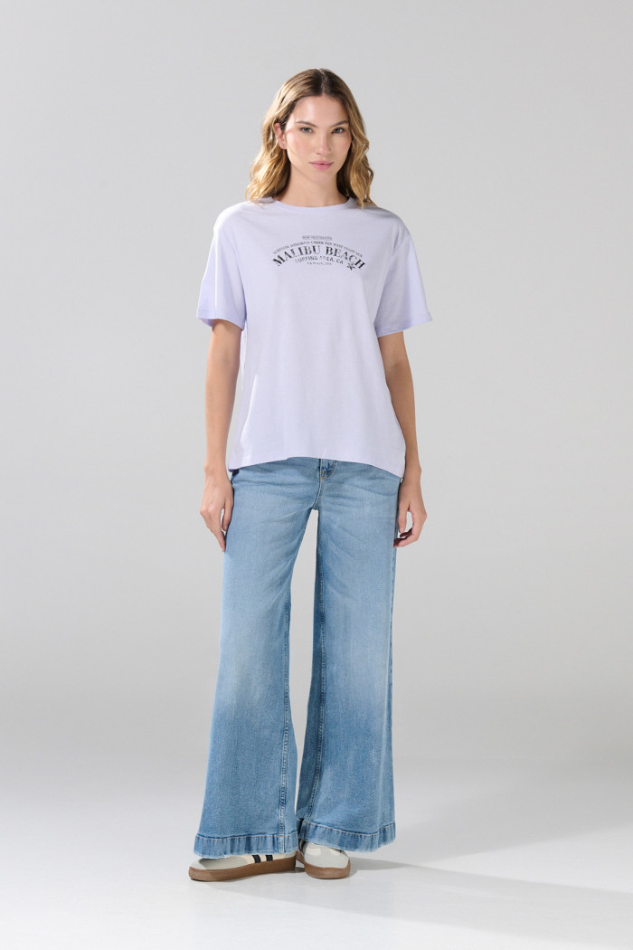 Camiseta lila clara con arte college y manga corta