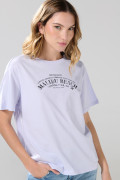 Camiseta lila clara con arte college y manga corta