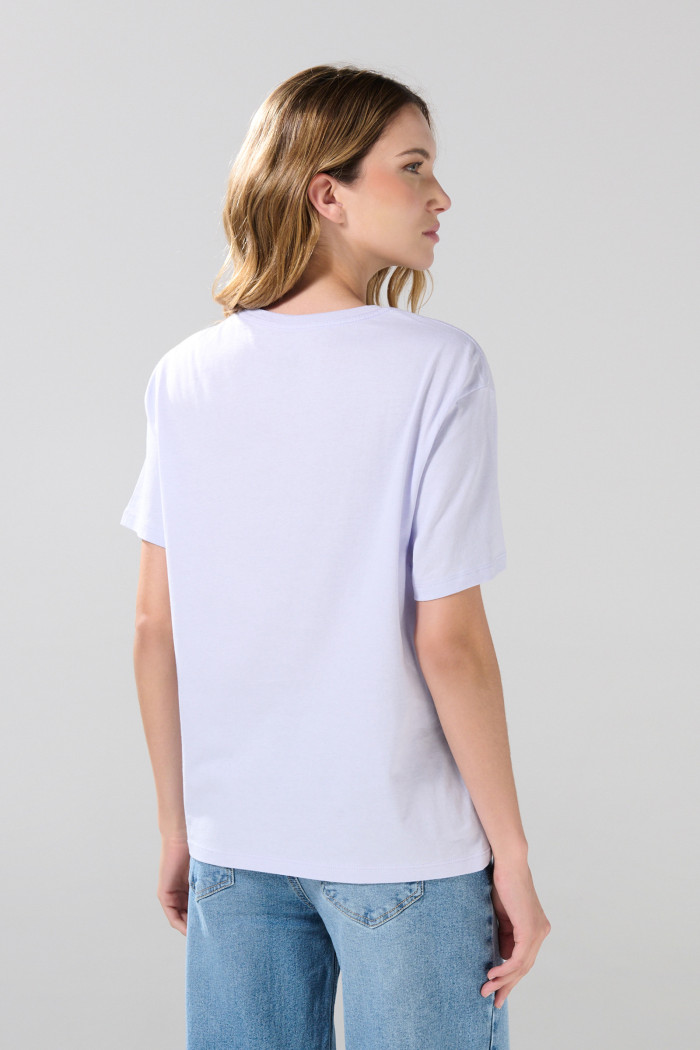 Camiseta lila clara con arte college y manga corta
