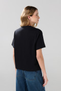 Camiseta cuello redondo negra con arte college localizado
