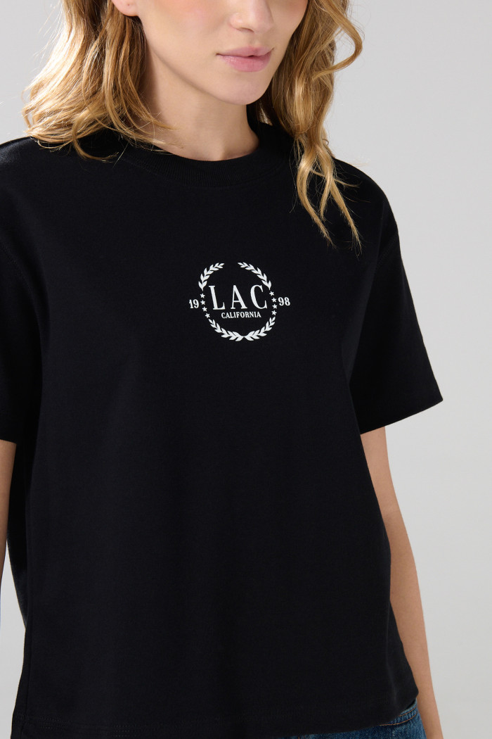 Camiseta cuello redondo negra con arte college localizado
