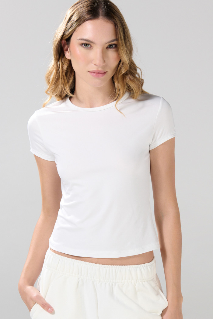 Camiseta con cuello redondo unicolor ajustada y manga corta
