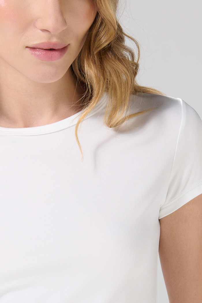 Camiseta con cuello redondo unicolor ajustada y manga corta
