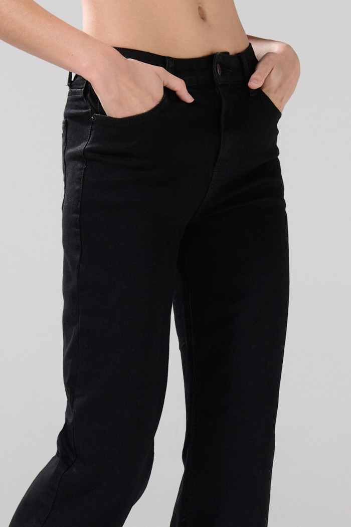 Jean tiro alto straight leg bota recta negro con bolsillos