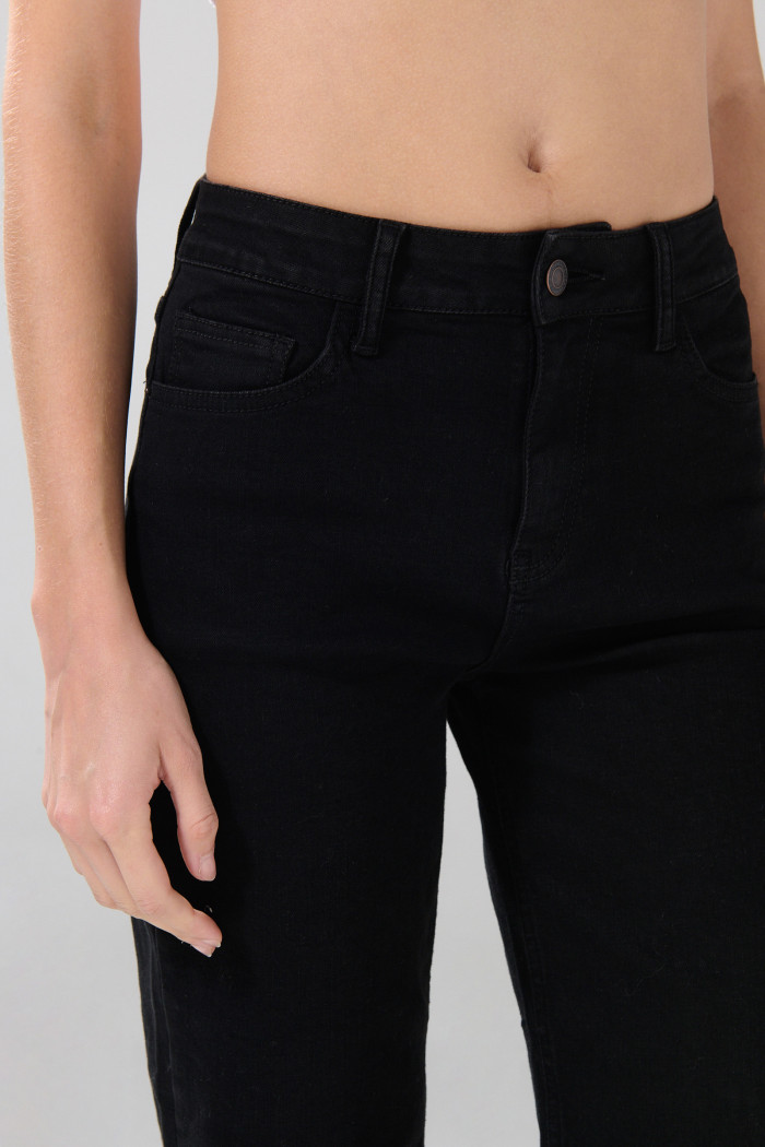 Jean tiro alto straight leg bota recta negro con bolsillos