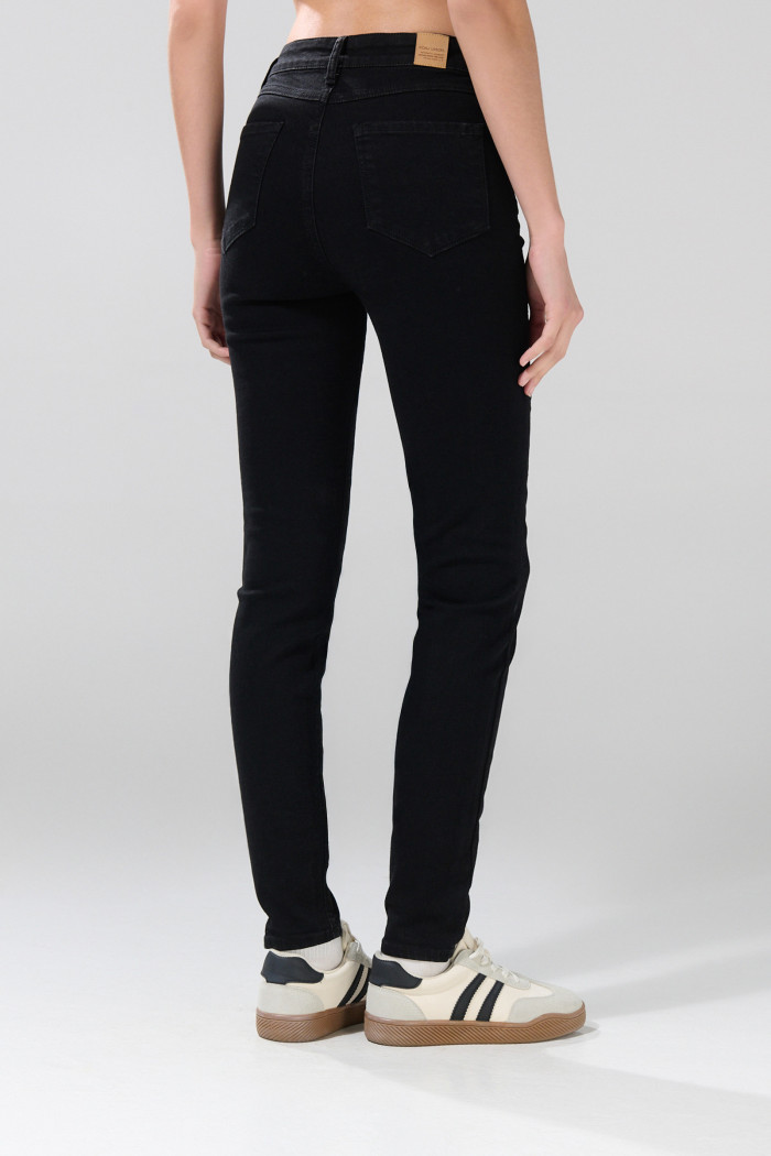 Jean negro jegging con bolsillos y súper tiro alto